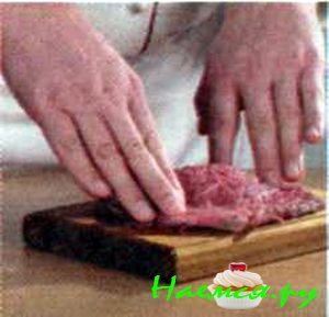 Ростбиф с жареным луком и грибами