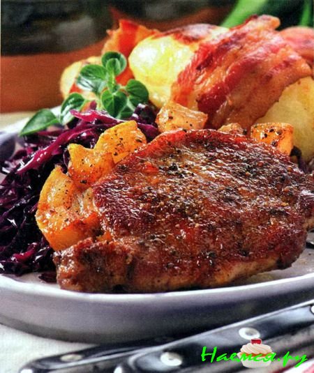 Мясо с яблоками и красной капустой