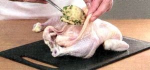 Фаршированная курица с майораном и петрушкой
