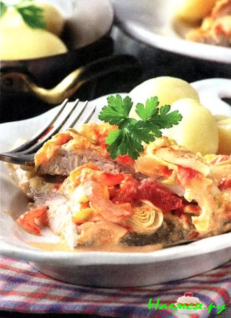 Карп со сметаной и красным перцем