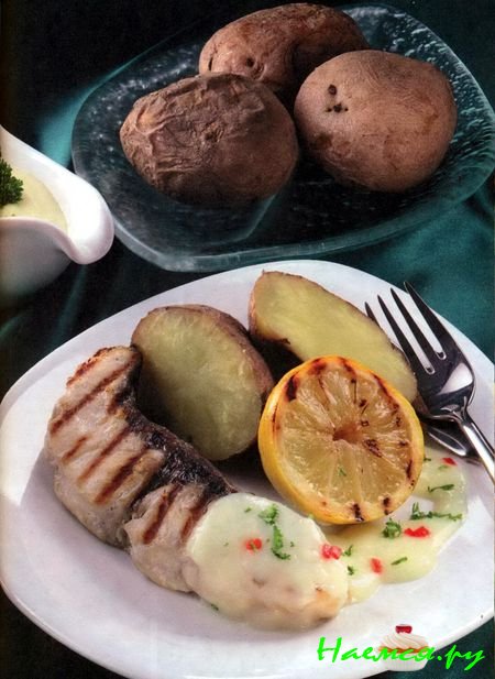 Рыба на решетке с картофелем и лимонным соусом