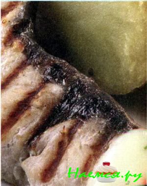 Рыба на решетке с картофелем и лимонным соусом