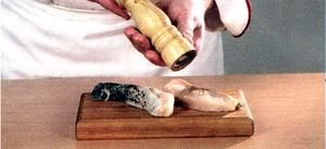 Рыба на решетке с картофелем и лимонным соусом