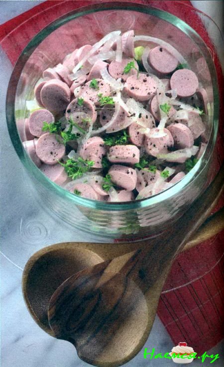 Салат из сосисок с репчатым луком