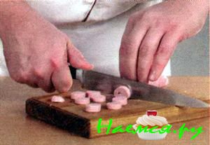 Салат из сосисок с репчатым луком