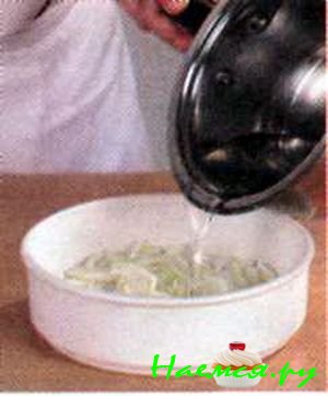 Салат из сосисок с репчатым луком