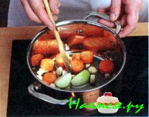 Тушеная говядина с коричневым соусом