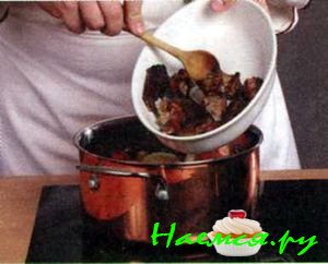 Тушеная говядина с коричневым соусом