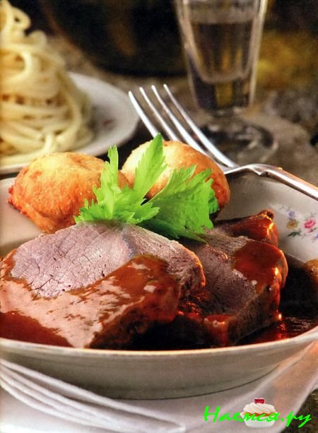 Тушеная говядина с коричневым соусом