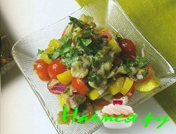 Обожженные баклажаны с желтым перцем и красным луком