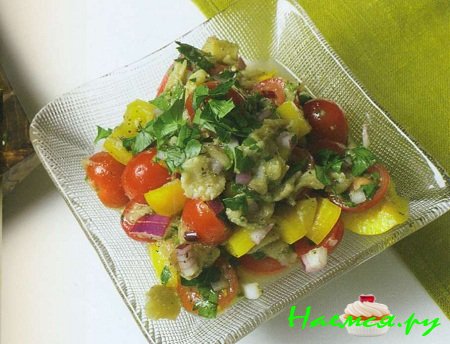 Обожженные баклажаны с желтым перцем и красным луком