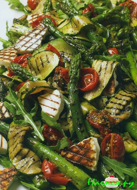 Спаржа, цукини и манури, поджаренные на гриле