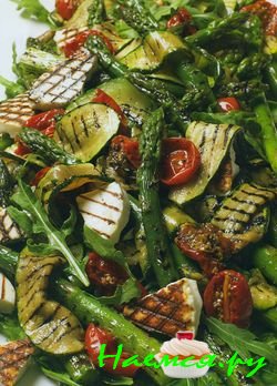 Спаржа, цукини и манури, поджаренные на гриле