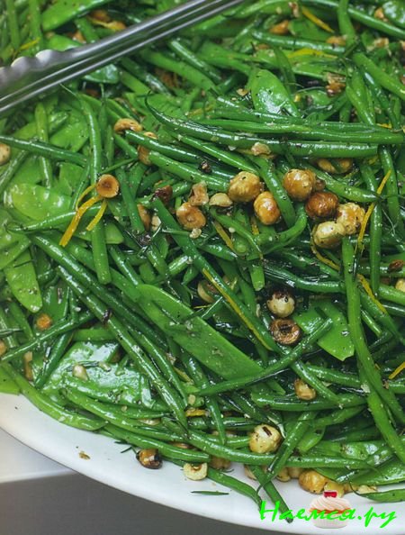 Зеленая фасоль и стручковый горошек с фундуком и апельсином