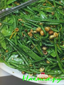 Зеленая фасоль и стручковый горошек с фундуком и апельсином