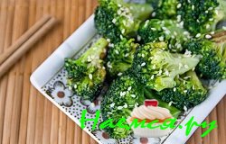 Сладкая брокколини с тофу, кунжутом и кинзой