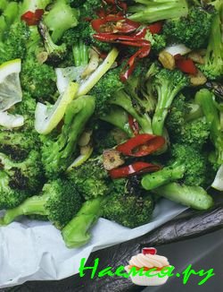 Быстро обжаренная брокколи с чили и чесноком