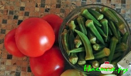Запеченная бамия с помидорами и имбирем