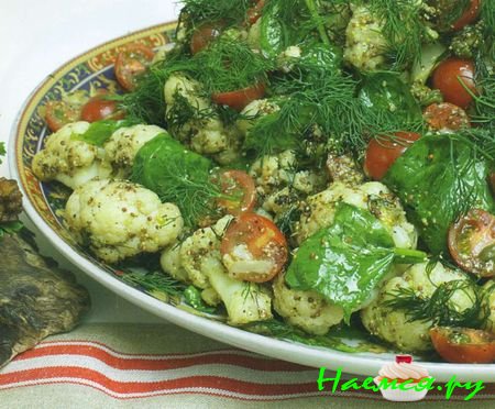 Цветная капуста на гриле с помидорами, укропом и каперсами