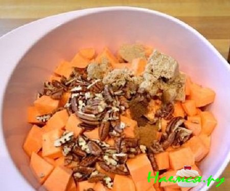 Печеный сладкий картофель с орехами пекан и кленовым сиропом