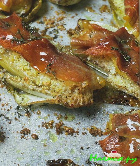 Карамелизованный цикорий с ветчиной серрано