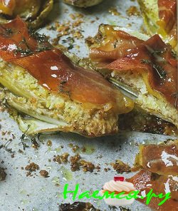 Карамелизованный цикорий с ветчиной серрано