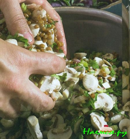 Цельная пшеница с грибами, шалотом и сельдереем