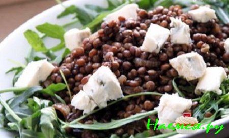 Чечевица пюи с вишней, беконом и горгонзолой