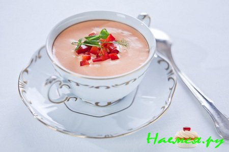 Холодный суп из красной паприки со сметаной