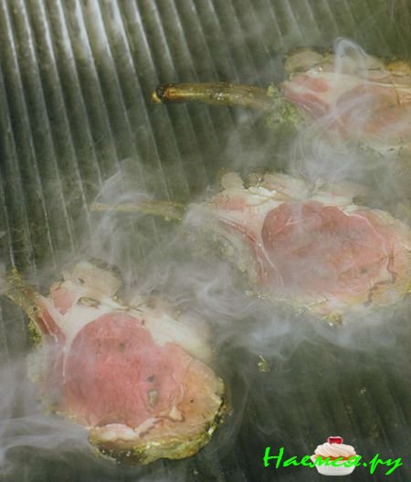 Бараньи отбивные с салатом из грецких орехов, инжира и козьего сыра