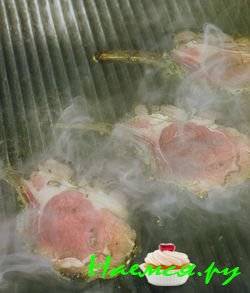 Бараньи отбивные с салатом из грецких орехов, инжира и козьего сыра