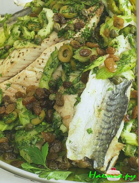 Макрель на гриле с сальсой из зеленых оливок, сельдерея и изюма