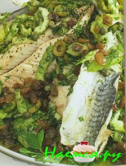 Макрель на гриле с сальсой из зеленых оливок, сельдерея и изюма