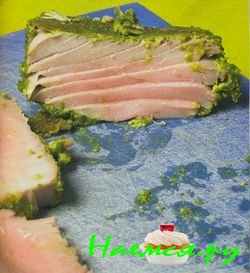 Тунец с фисташковой корочкой с соусом сальса из папайи