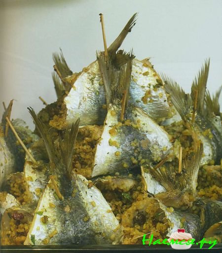 Сардины с начинкой из булгура, смородины и фисташек