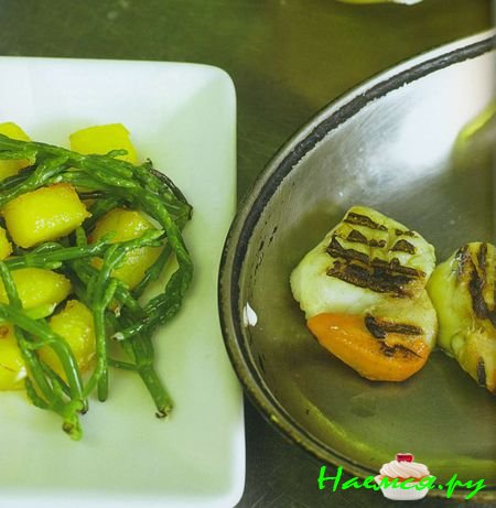 Жареные гребешки с шафрановым картофелем, спаржей и морским укропом