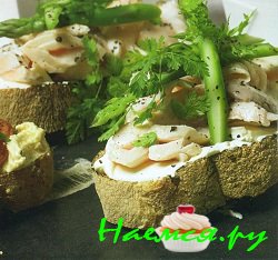 Брускетта с лососем и спаржей