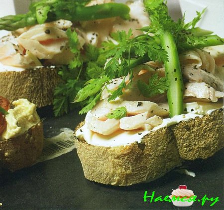 Брускетта с лососем и спаржей