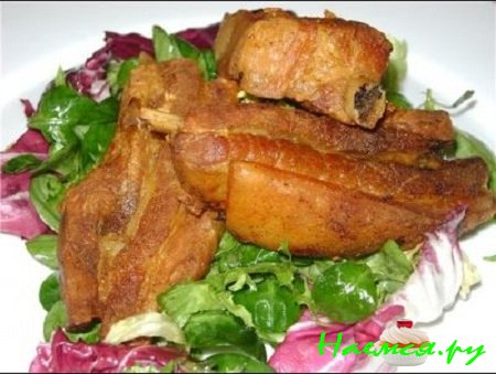 Жареная свиная грудинка с двумя соусами