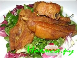 Жареная свиная грудинка с двумя соусами