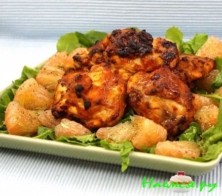 Цыпленок в соусе харисса с салатом из красного грейпфрута