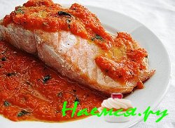 Семга с соусом сальса из красного перца и фундука