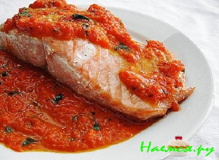 Семга с соусом сальса из красного перца и фундука