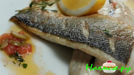 Жареный в масле сибас на пите с лабнехом, помидорами и консервированным лимоном