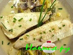 Запеченный морской лещ с зеленым соусом тахини и зернышками граната