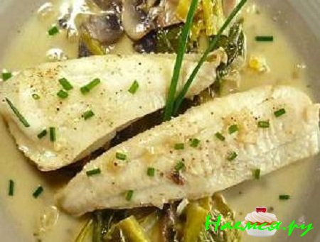 Запеченный морской лещ с зеленым соусом тахини и зернышками граната