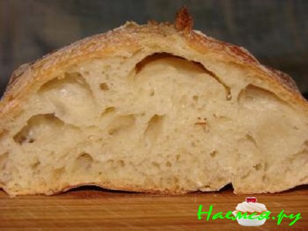 Белый хрустящий итальянский хлеб