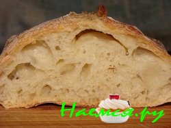 Белый хрустящий итальянский хлеб