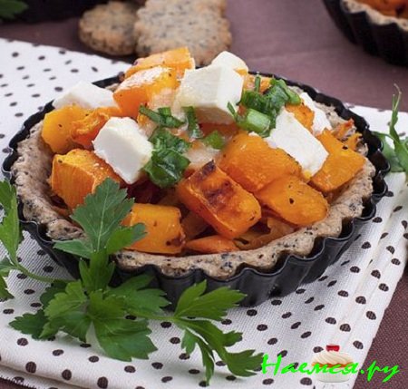 Тарталетки с тыквой баттернат, морковью и козьим сыром