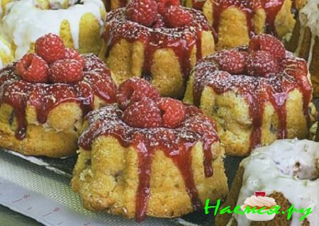 Кексы с персиком и малиной